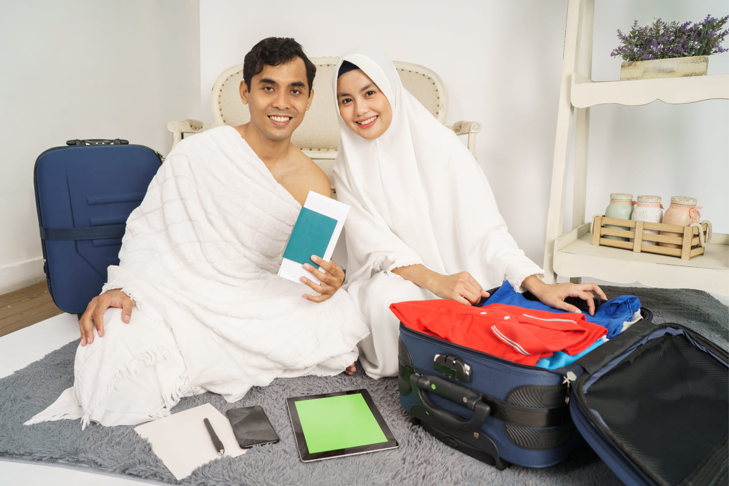 muslim-pilgrims-wife-husband-prepare-item-1-1